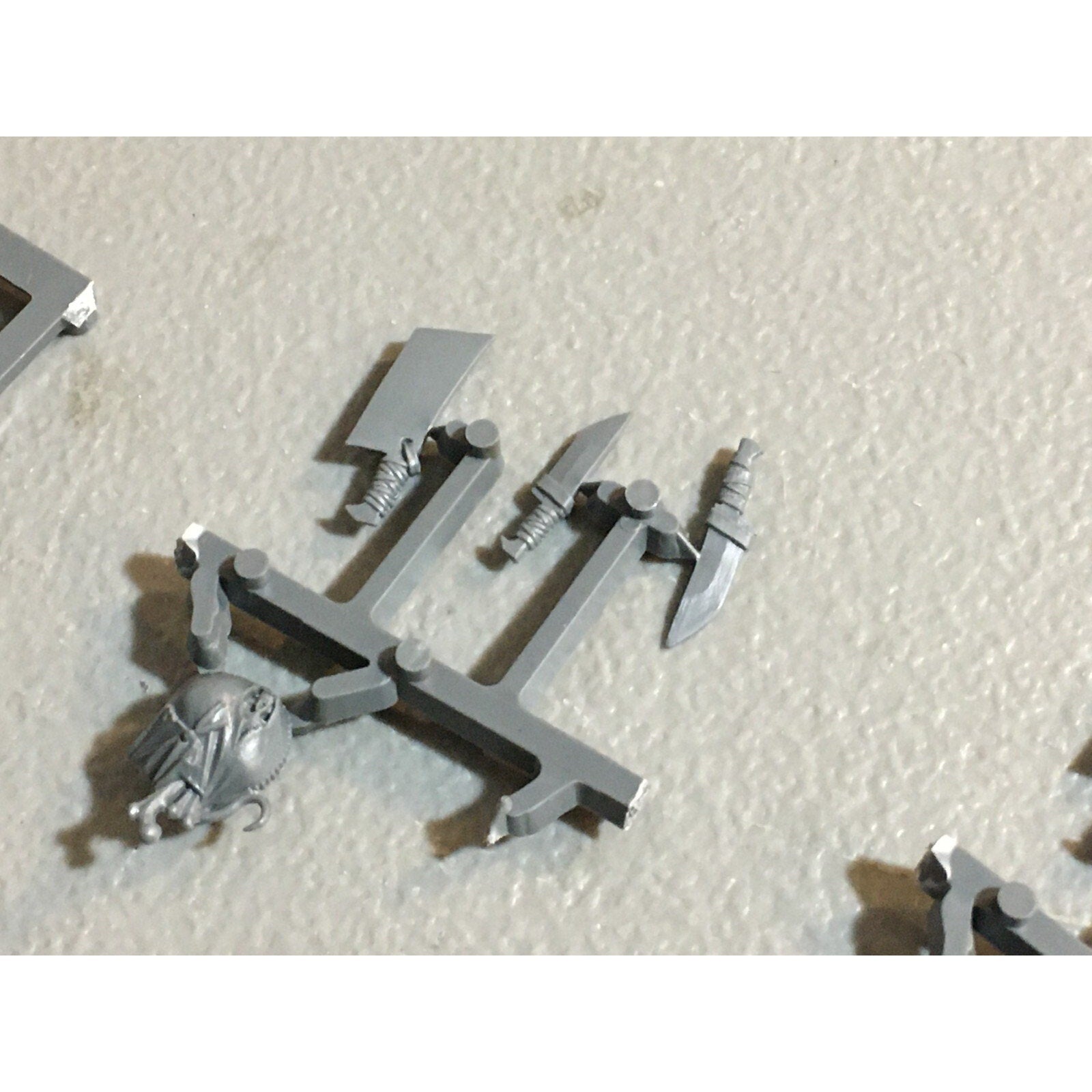 A23589 WARHAMMER AOS FANTASY OGRE KINGDOMS MAWTRIBES BITS ON SPRUE LOT ARMS EXTR