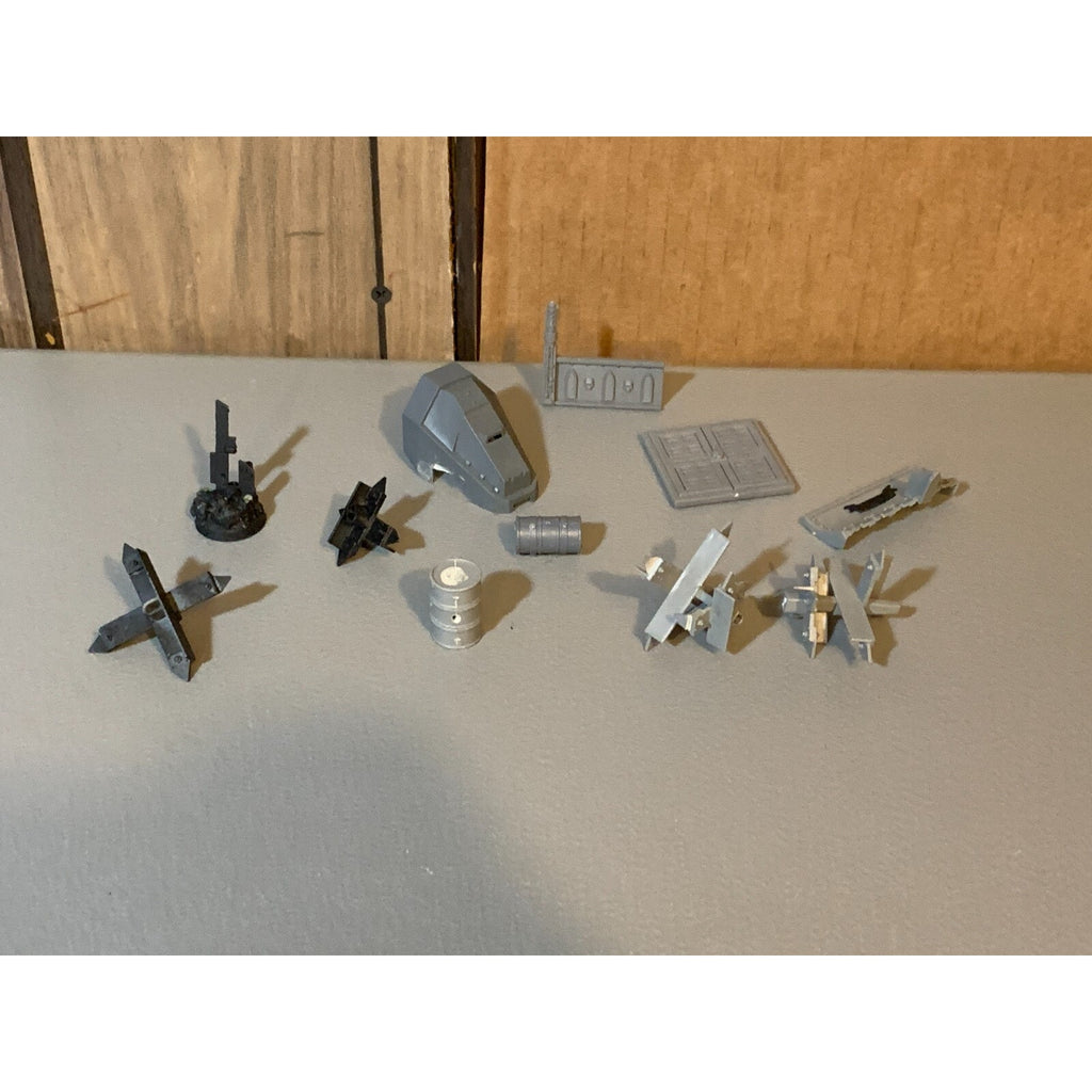 A23059 WARHAMMER 40K TERRAIN BITS LOT BARRICADES BARREL