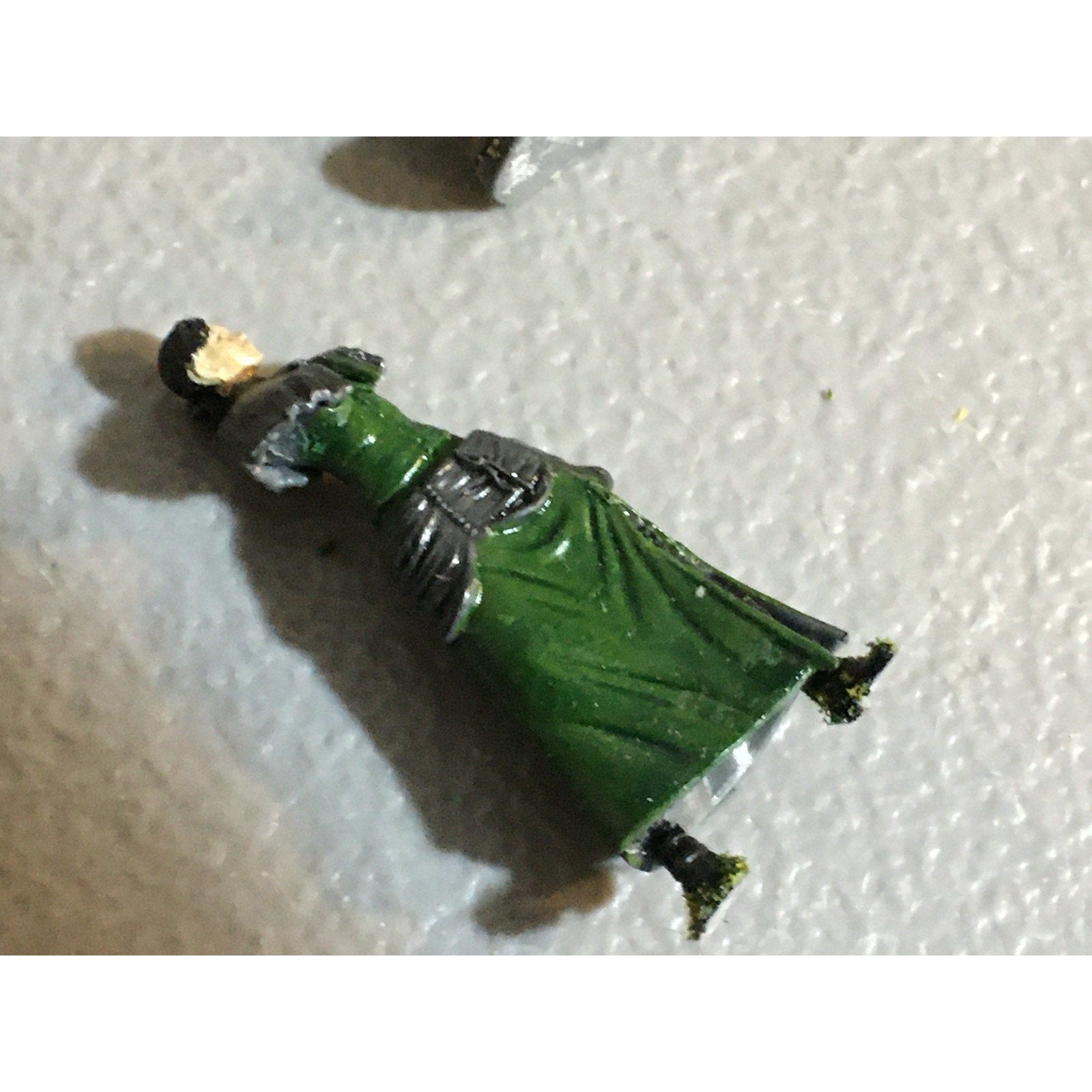A32503 UNKNOWN PLASTIC MINIATURES MISS BASES HUMAN WARRIOR SOLDIER