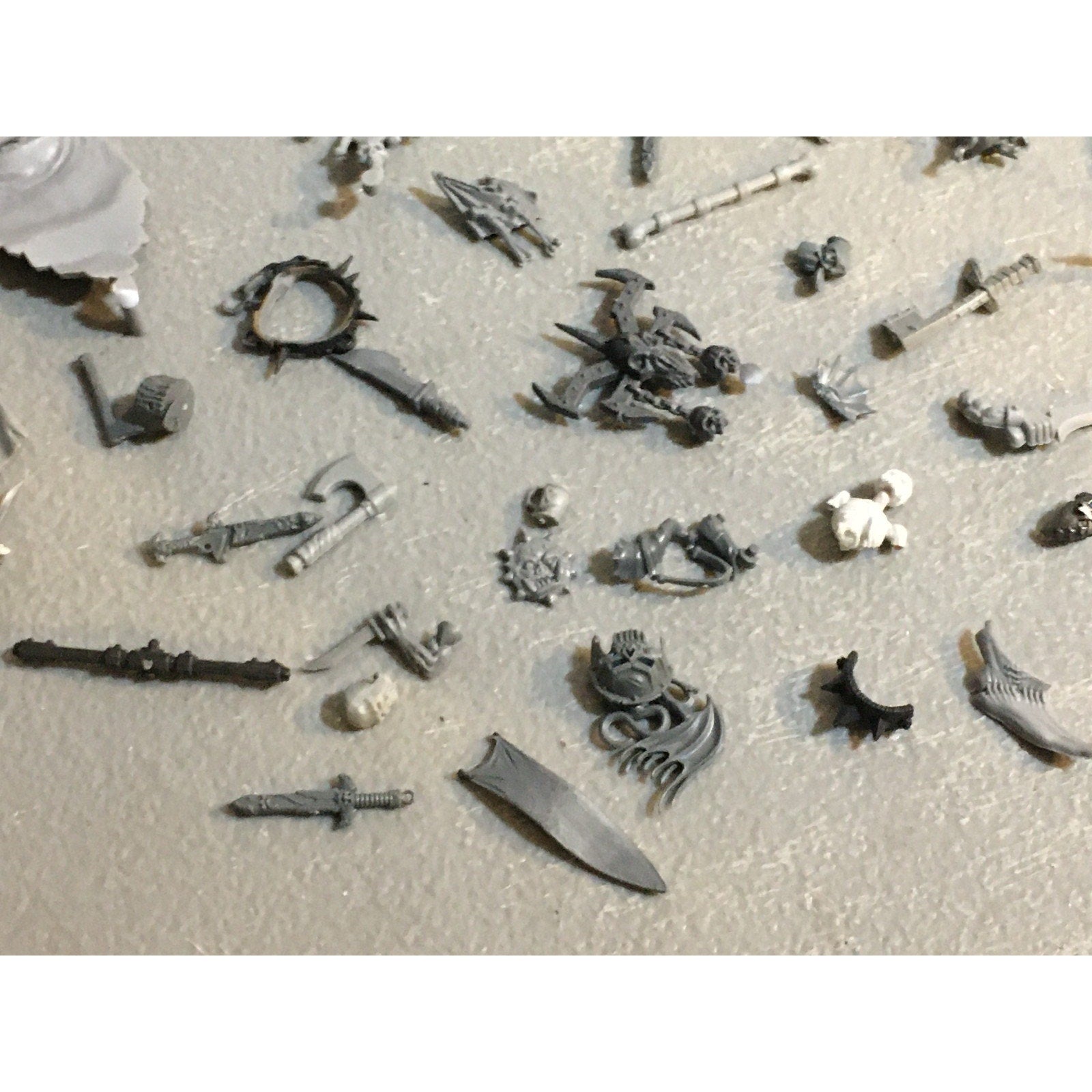 A29618 WARHAMMER FANTASY AOS MIXED BITS LOT BANNER SHIELD CLOAK GW