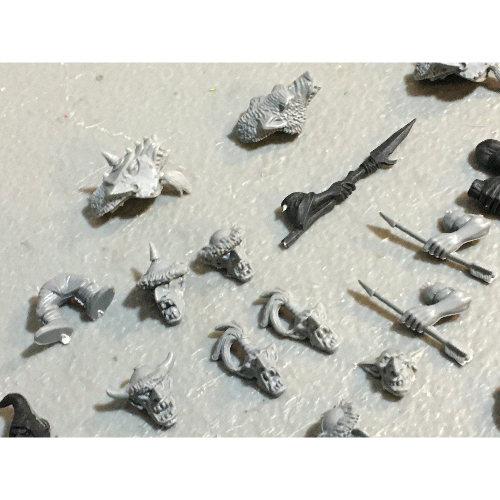 A27514 WARHAMMER FANTASY ORCS & GOBLINS BITS LOT SHIELDS BOWS HEADS GW