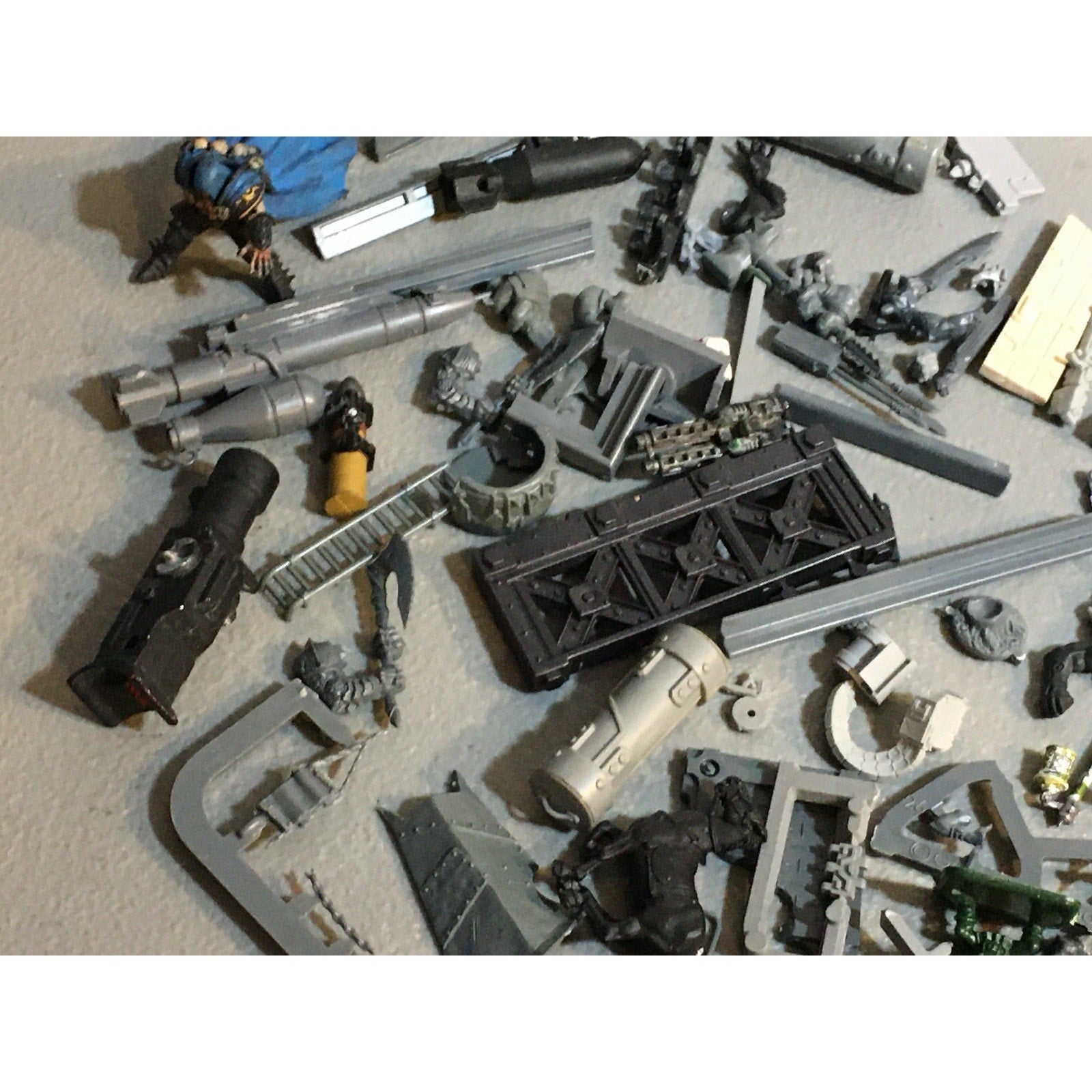 A29636 WARGAMING RANDOM MIXED BITS LOT SOME TERRAIN UNKNOWN PLASTIC
