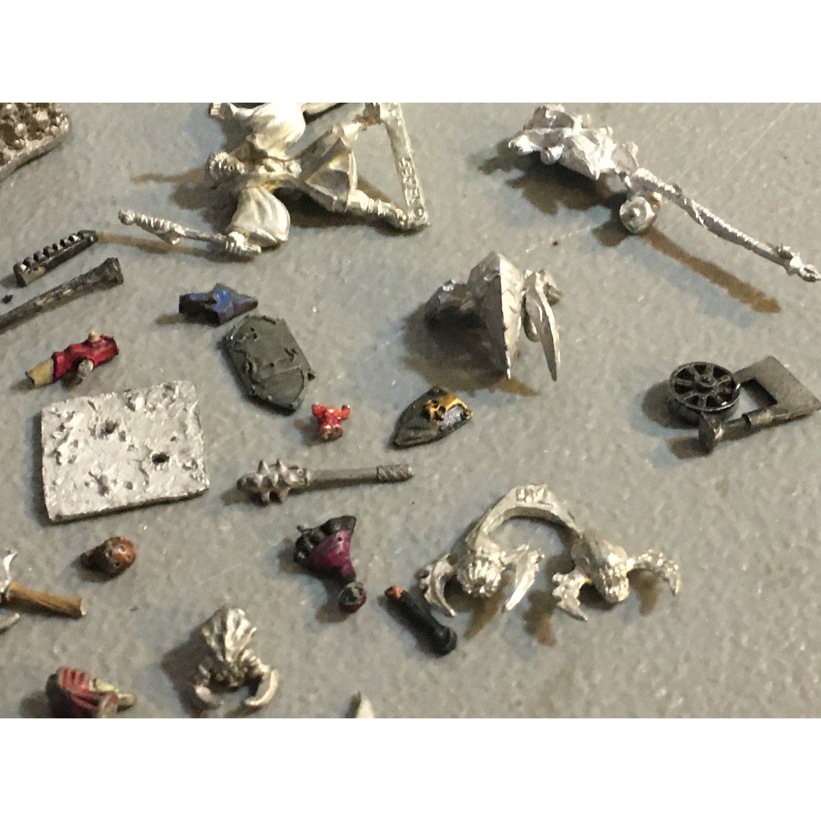 A32590 UNKNOWN MINIATURES METAL BITS LOT SKULL PILE ARM WEAPON CREATURE HEAD