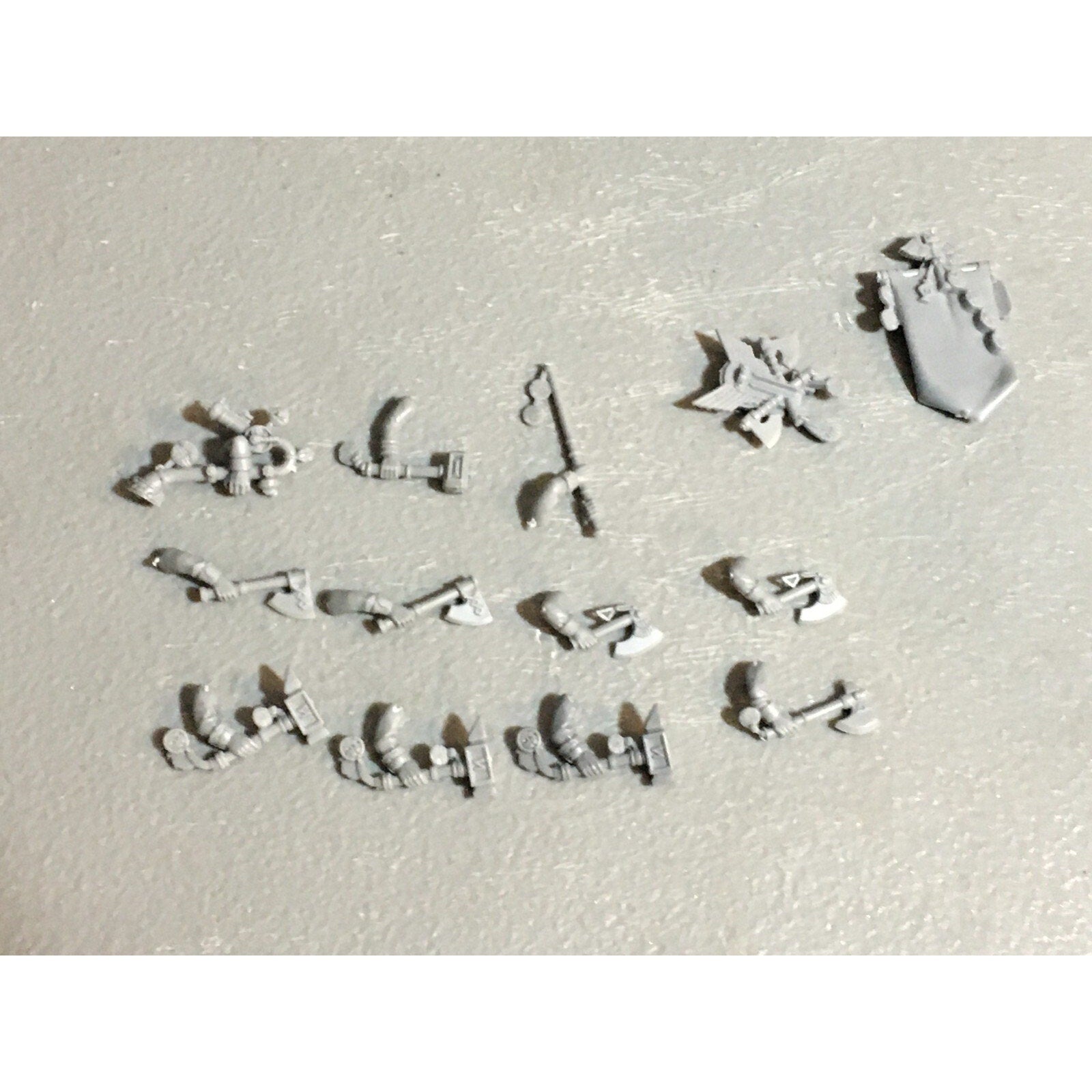A23400 WARHAMMER FANTASY DWARFS BITS LOT WARRIORS ARMS BANNER GAMES WORKSHOP GW