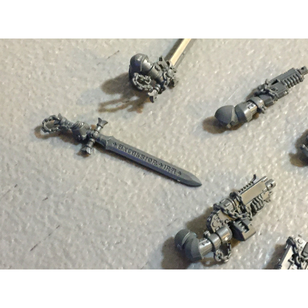 A29439 WARHAMMER 40K SPACE MARINES BLACK TEMPLARS BITS LOT ARMS BOLTER SWORD GW