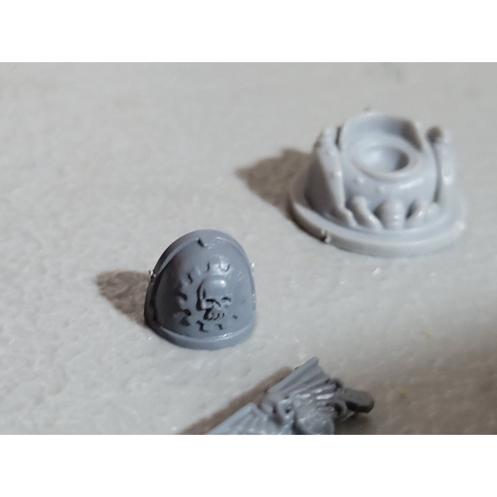 A17964 WARHAMMER 40K SPACE MARINES TANK GUNNER BITS LOT