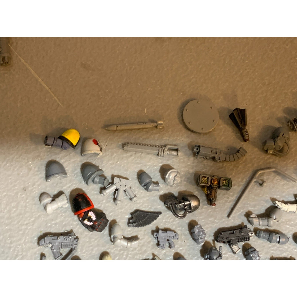 A23320 WARHAMMER 40K SPACE MARINES BITS LOT ARMS GUNS HEADS PADS GAMES WORKSHOP