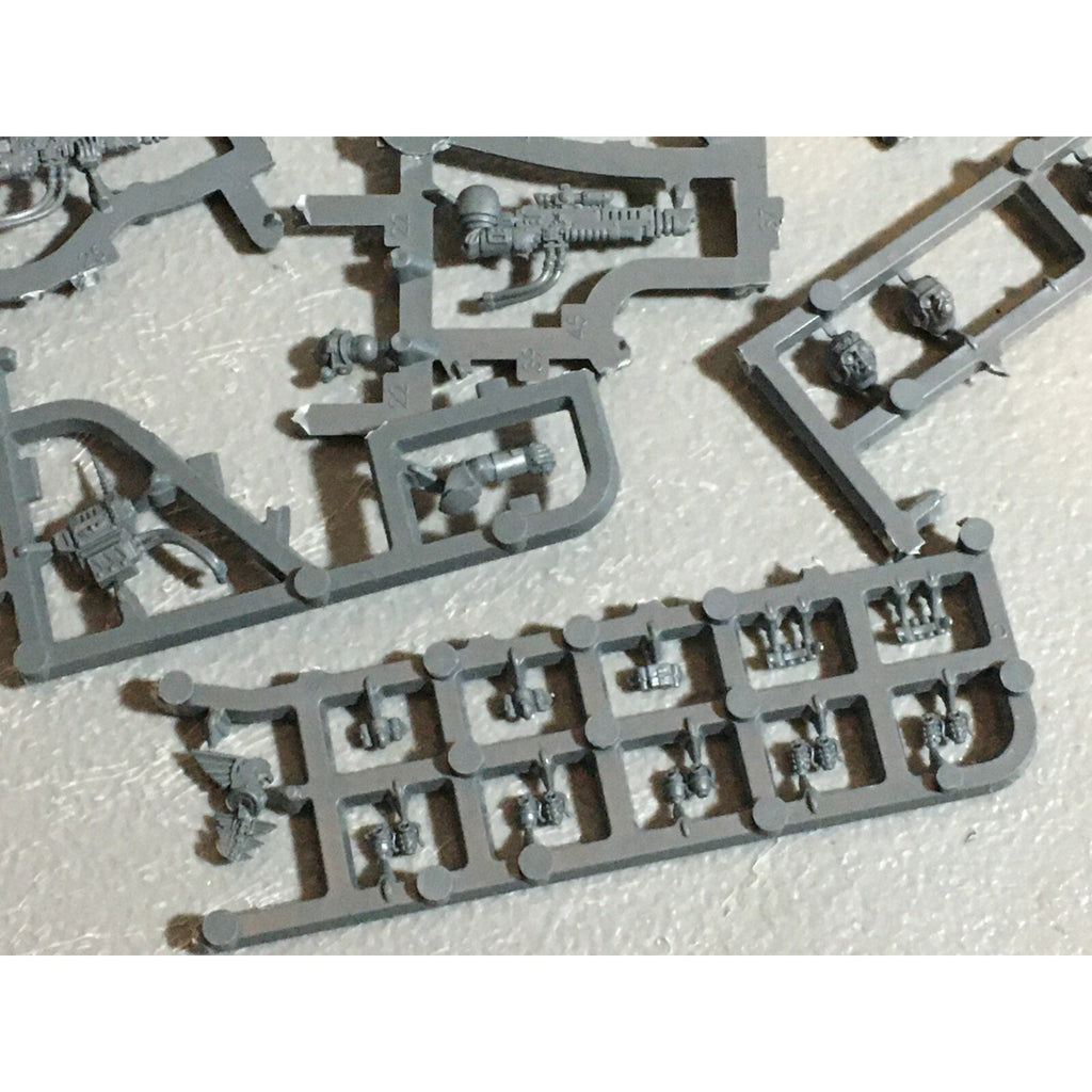 A20989 WARHAMMER 40K ASTRA IMPERIAL GUARD BITS ON SPRUE LOT SCIONS HEADS ACCESSO