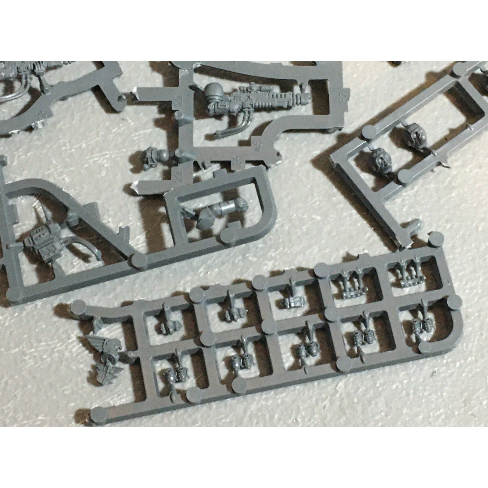 A20989 WARHAMMER 40K ASTRA IMPERIAL GUARD BITS ON SPRUE LOT SCIONS HEADS ACCESSO