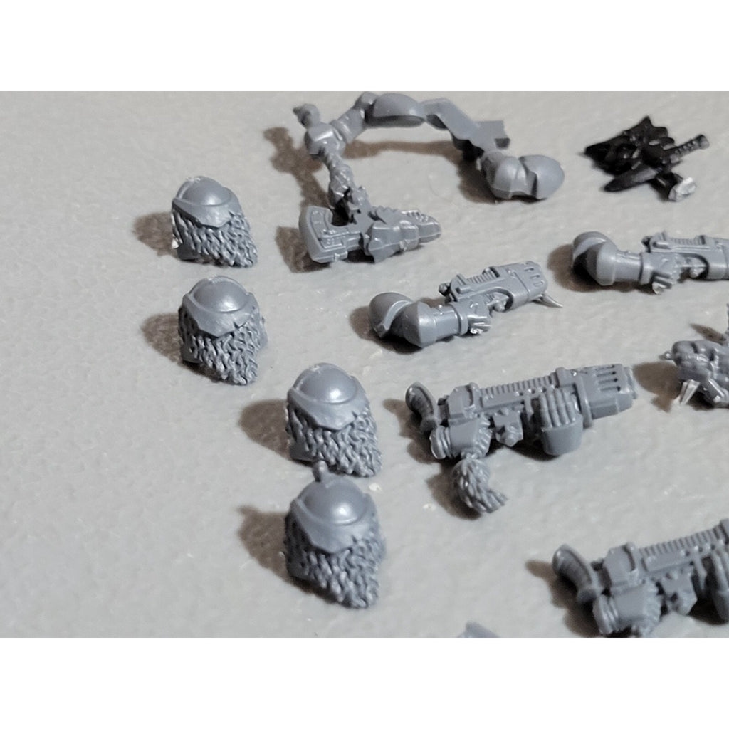 A18452 WARHAMMER 40K SPACE MARINES WOLVES BITS LOT PLASMA POWER SHOULDER HAMMER
