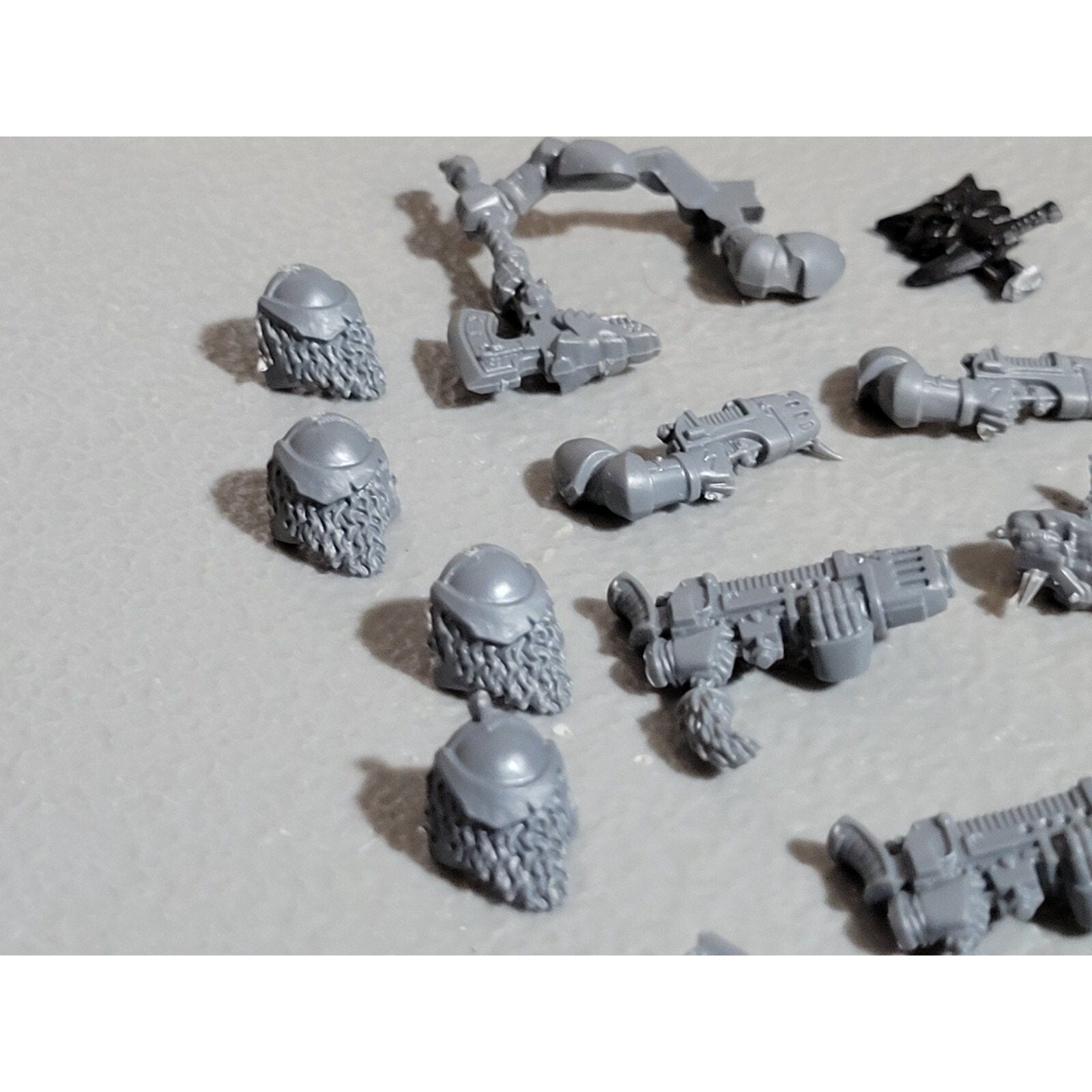 A18452 WARHAMMER 40K SPACE MARINES WOLVES BITS LOT PLASMA POWER SHOULDER HAMMER