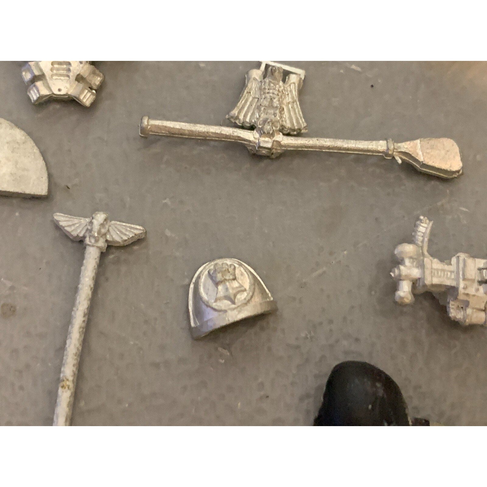 A23297 WARHAMMER 40K SPACE MARINES BITS LOT METAL FISTS INC FLAG POLE STANDARD