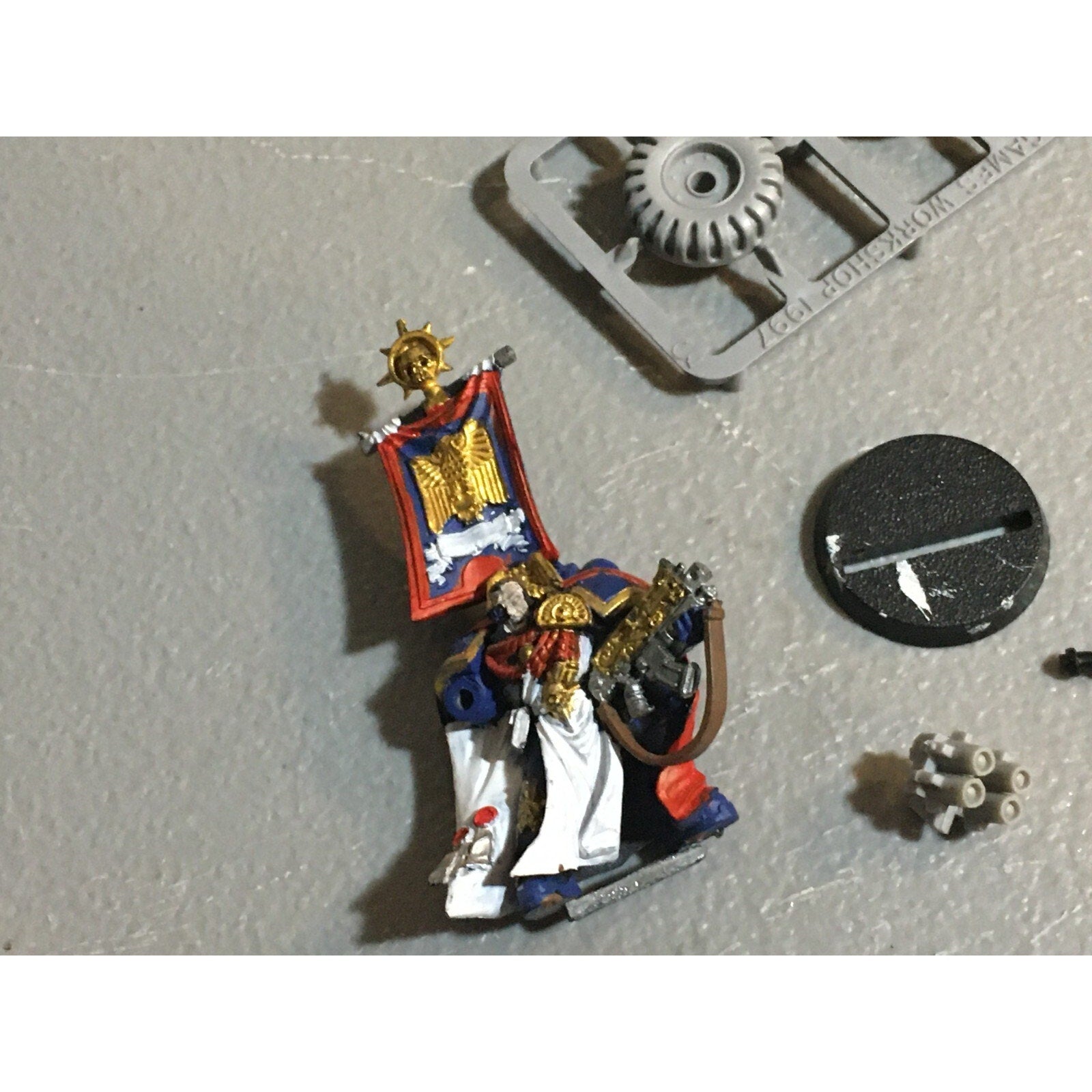 A18517 WARHAMMER 40K SPACE MARINES VEHICLE BITS & CAPTAIN MISS SWORD HAND GW