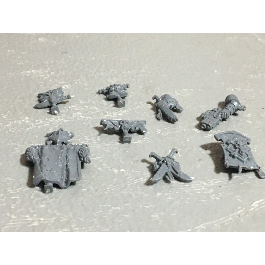 A22556 WARHAMMER 40K SPACE MARINES WOLVES BITS LOT BANNER ACCESSORY SHIELD GW