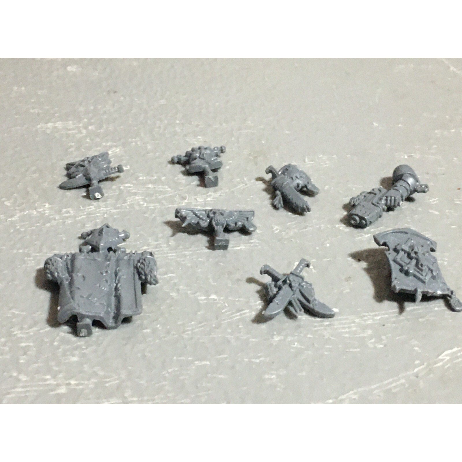 A22556 WARHAMMER 40K SPACE MARINES WOLVES BITS LOT BANNER ACCESSORY SHIELD GW