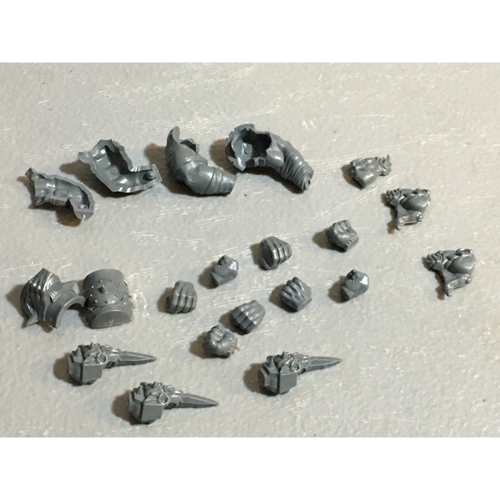 A23235 WARHAMMER FANTASY CHAOS BEASTMEN BITS LOT MINOTAUR HANDS ARMS GW