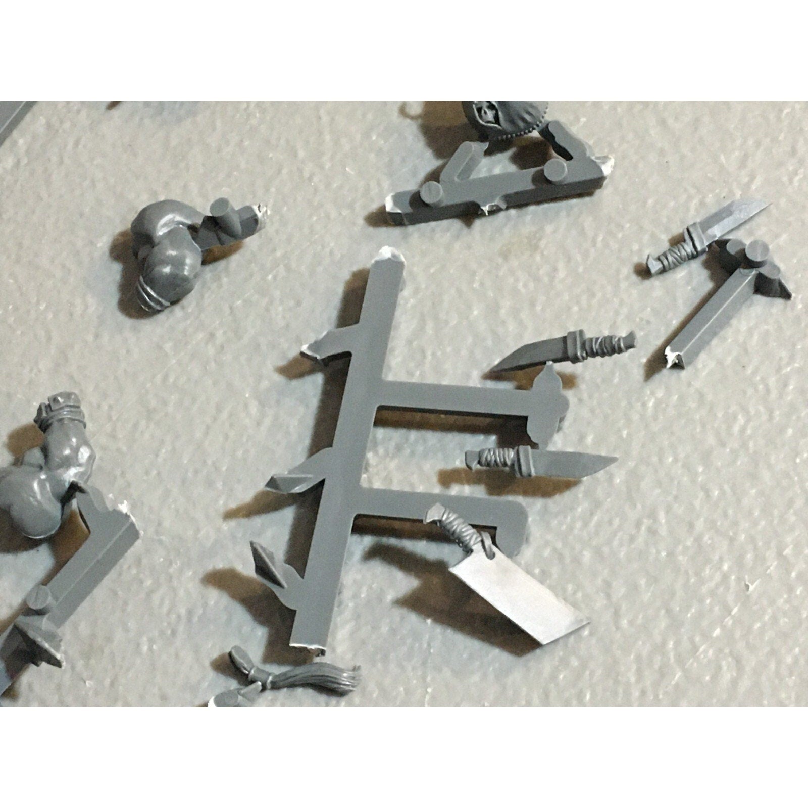 A23589 WARHAMMER AOS FANTASY OGRE KINGDOMS MAWTRIBES BITS ON SPRUE LOT ARMS EXTR