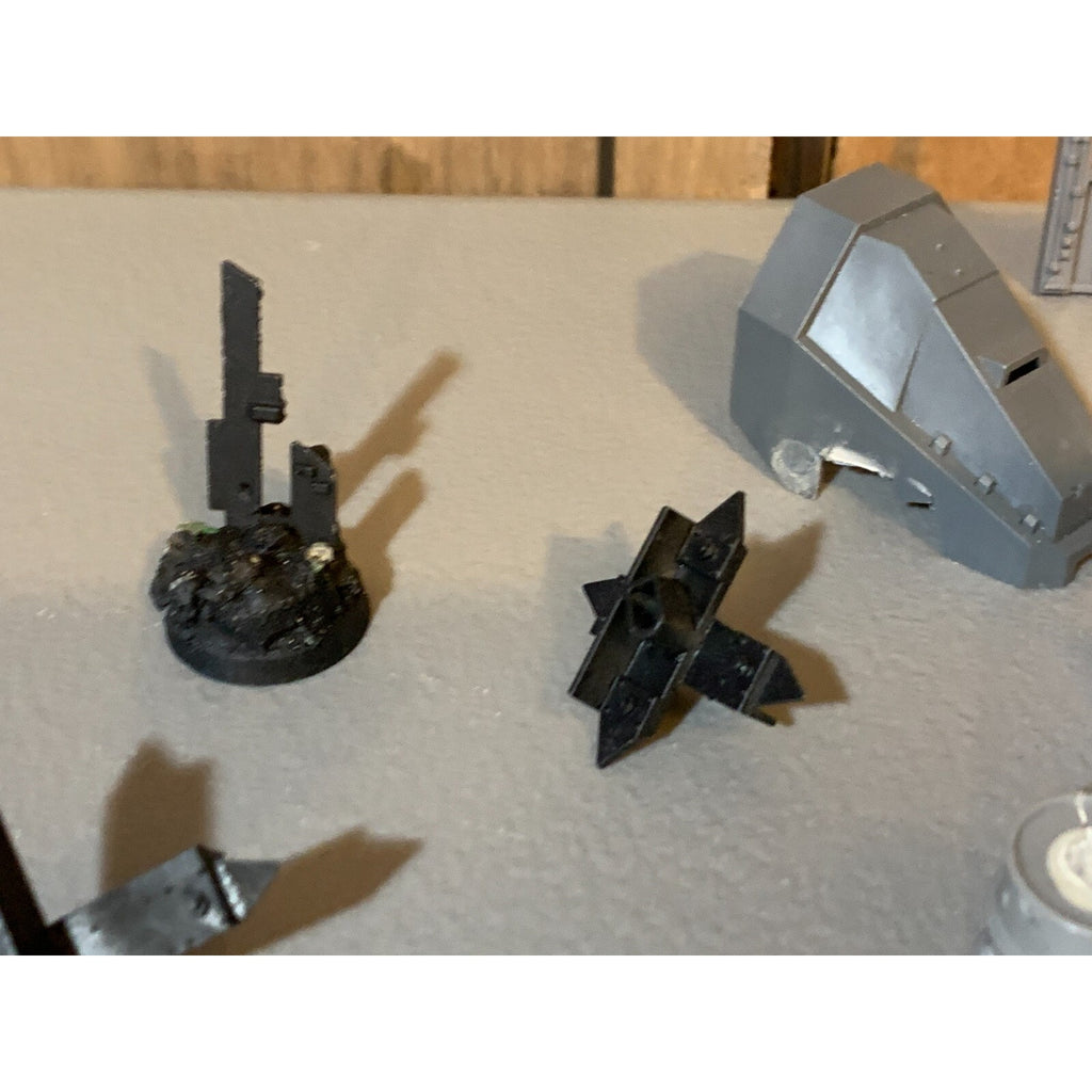 A23059 WARHAMMER 40K TERRAIN BITS LOT BARRICADES BARREL