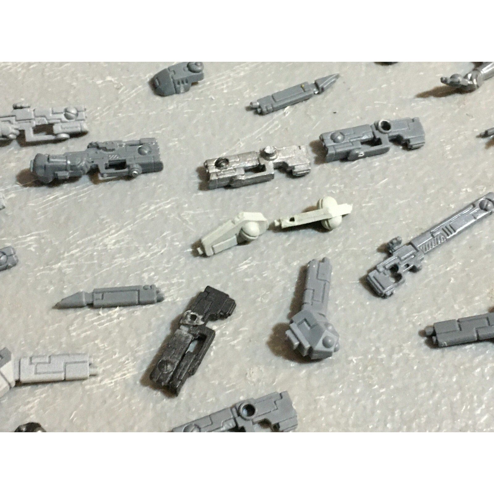 A23150 WARHAMMER 40K TAU EMPIRE BITS LOT FIRE WARRIORS GUNS HEADS ARMS GW