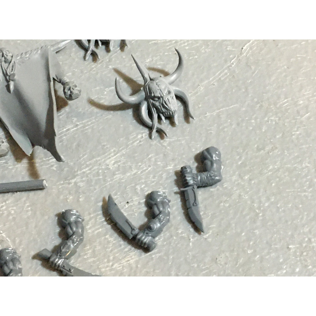 A23133 WARHAMMER FANTASY CHAOS BEASTMEN BITS LOT GORS BANNERS ARMS GW