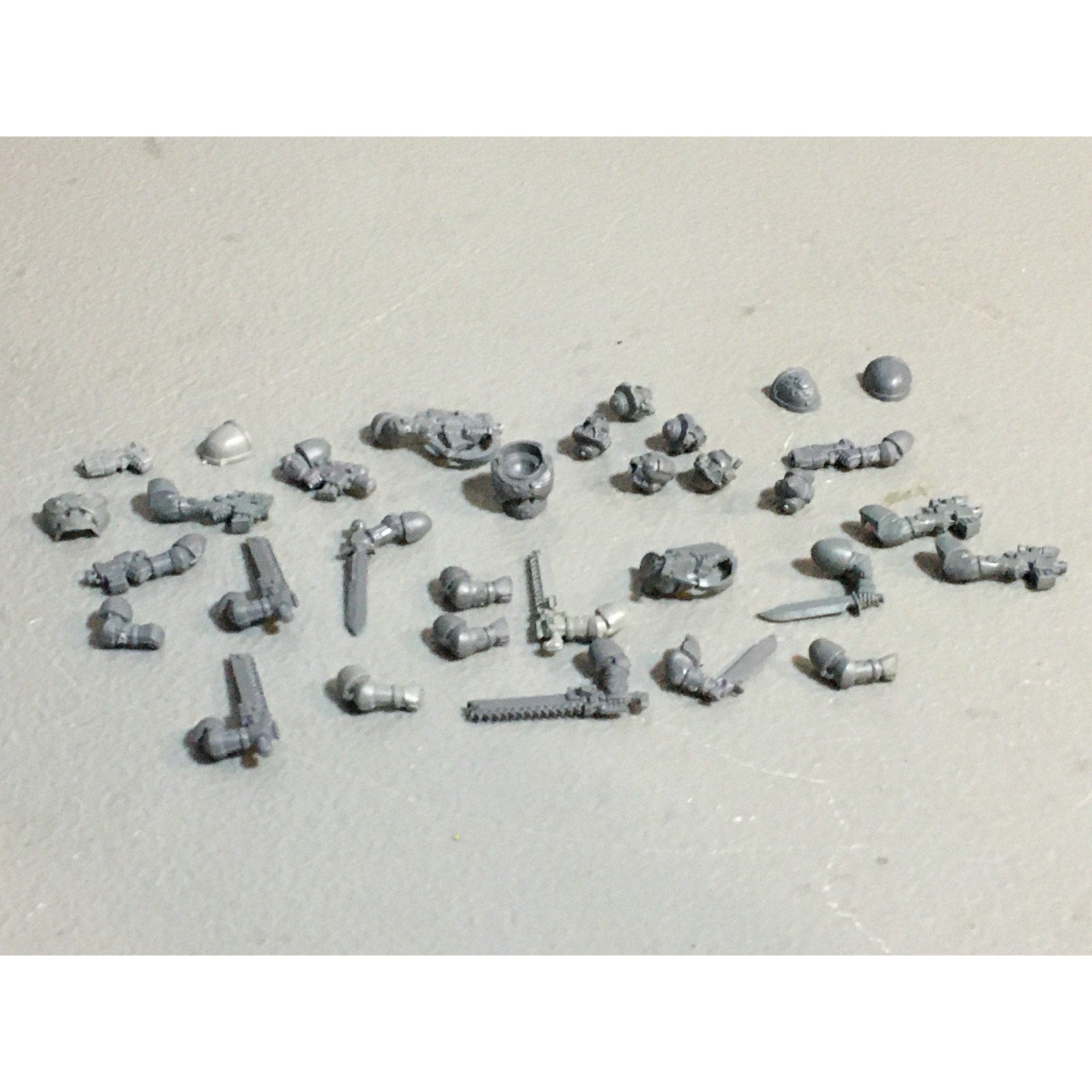 A27488 WARHAMMER 40K SPACE MARINES BITS LOT ARMS HEADS SCOUT GW