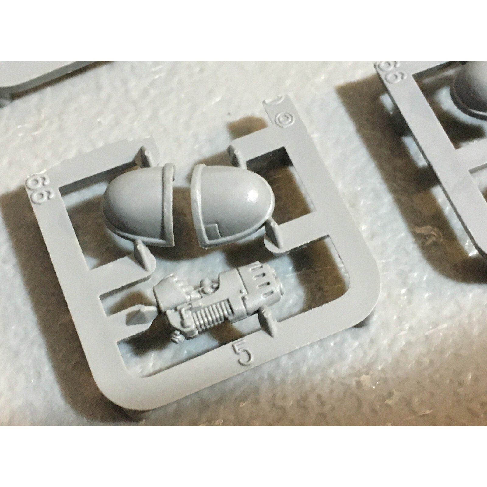 A23095 WARHAMMER 40K SPACE MARINES BITS LOT SHOULDER ARM PISTOL GAMES WORKSHOP
