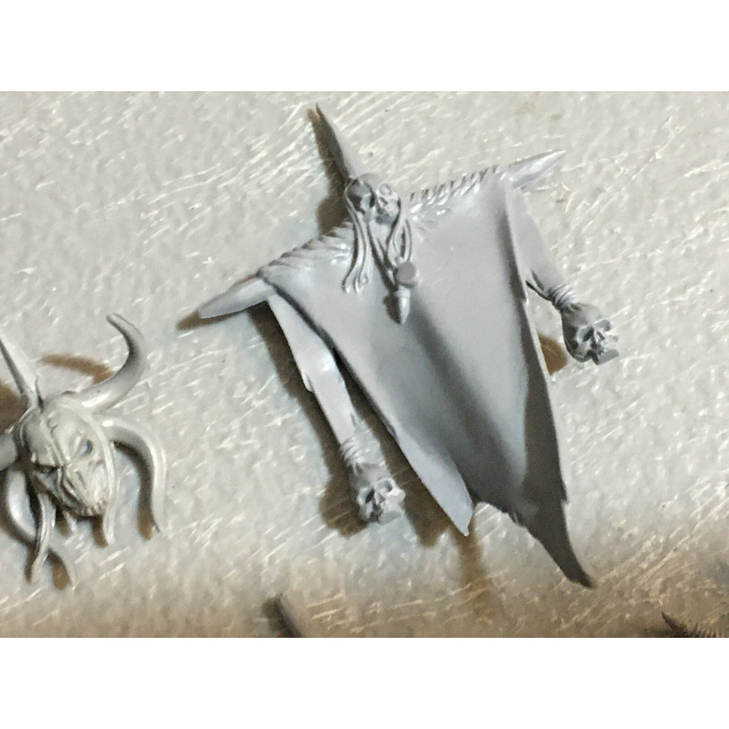 A23126 WARHAMMER FANTASY CHAOS BEASTMEN BITS LOT GORS BANNERS ARMS GW