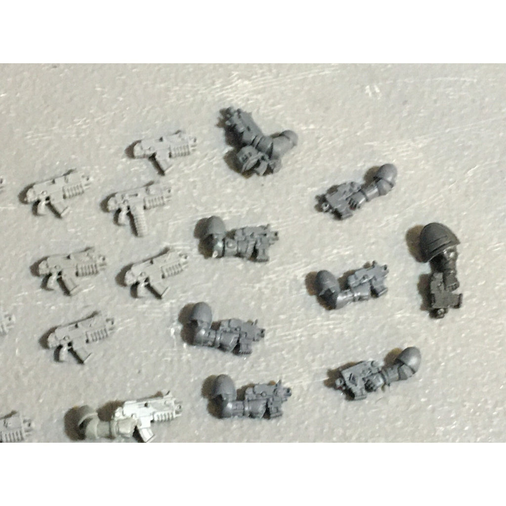 A22920 WARHAMMER 40K SPACE MARINES BITS LOT BOLTERS PISTOLS GAMES WORKSHOP GW