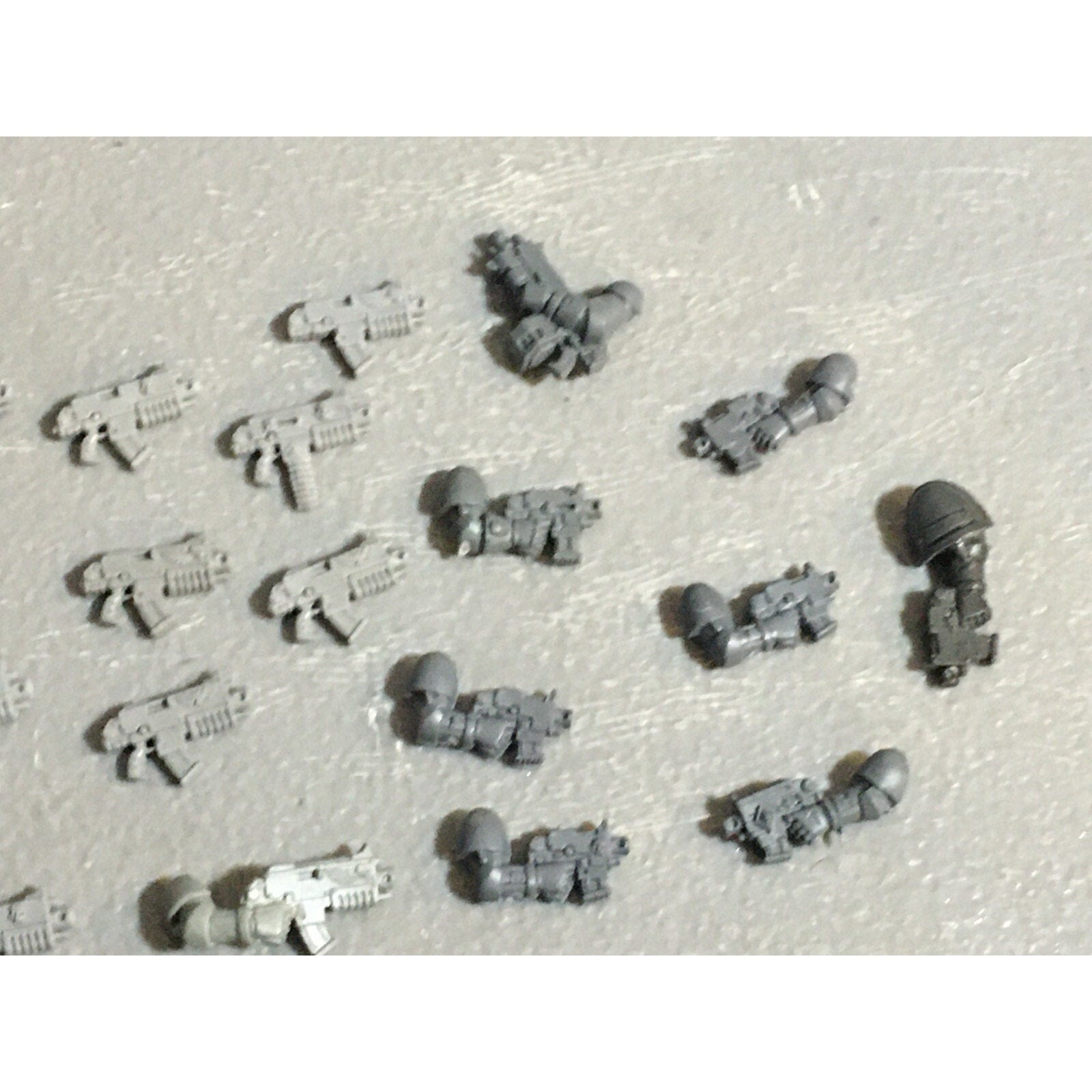 A22920 WARHAMMER 40K SPACE MARINES BITS LOT BOLTERS PISTOLS GAMES WORKSHOP GW