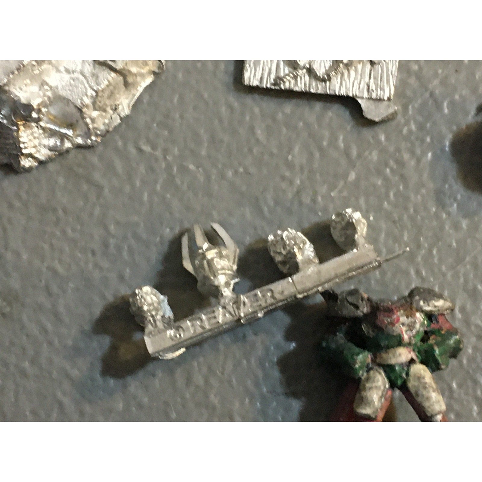 A32593 UNKNOWN MINIATURES METAL BITS LOT SWORD HEAD THRONE WEAPON CAPTAIN