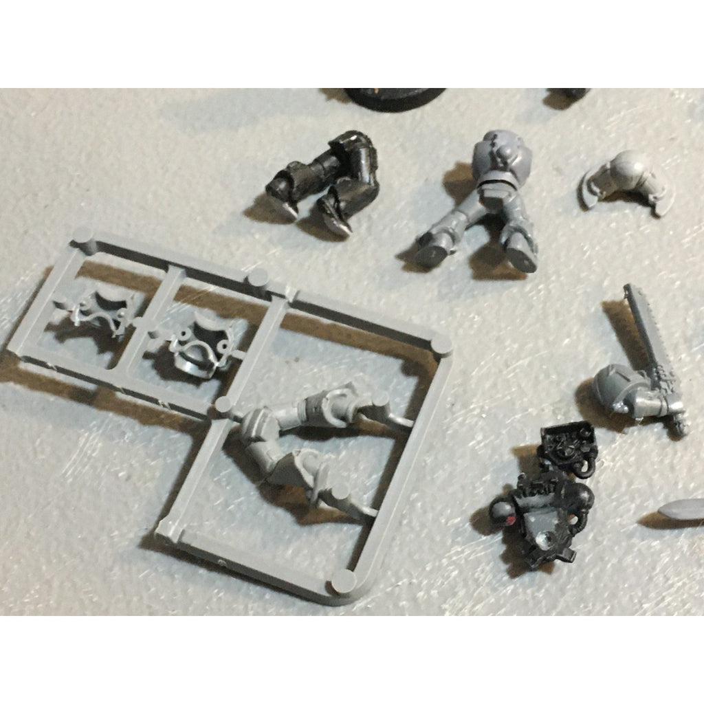 A24527 WARHAMMER 40K SPACE MARINES BITS LOT TORSOS LEGS ARMS GW