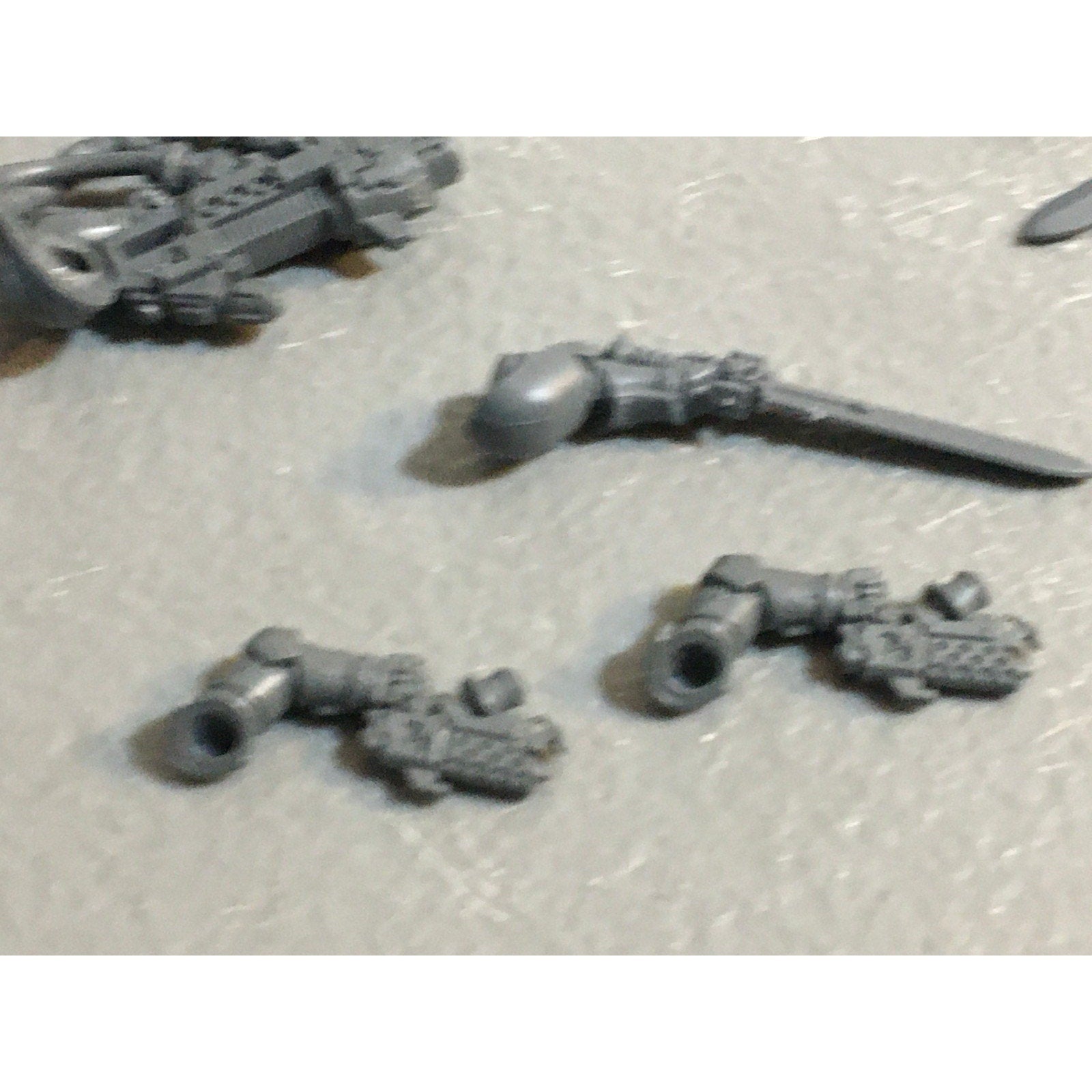 A29392 WARHAMMER 40K SPACE MARINES PRIMARIS BITS LOT ARMS PISTOL HEAVY SWORD GW