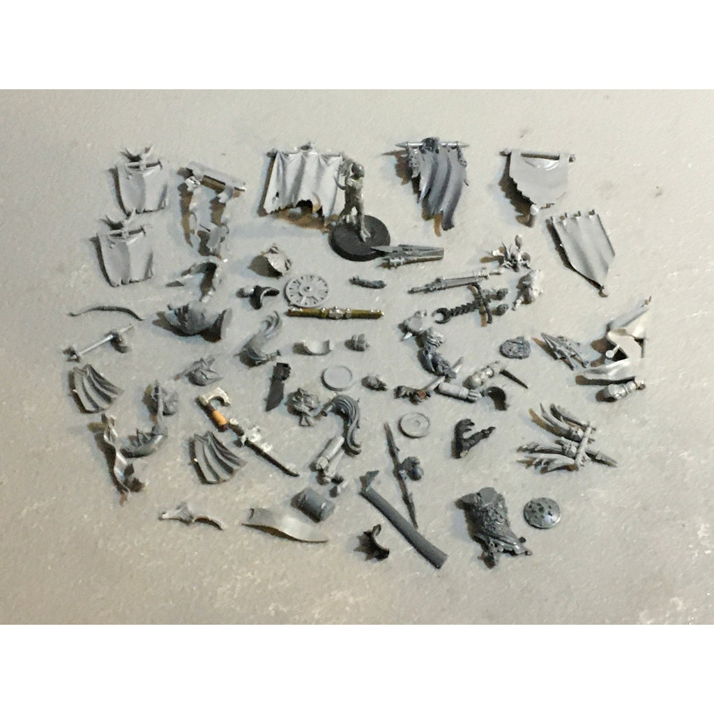 A29617 WARHAMMER FANTASY AOS MIXED BITS LOT BANNER SHIELD CLOAK GW
