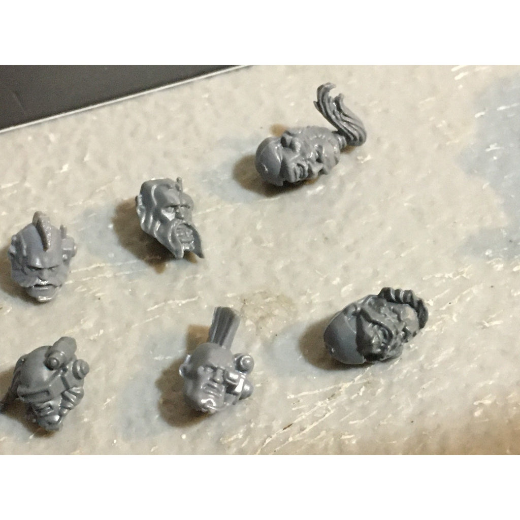 A33578 WARHAMMER 40K SPACE MARINES WOLVES BITS LOT HEAD ARM TORSO GW