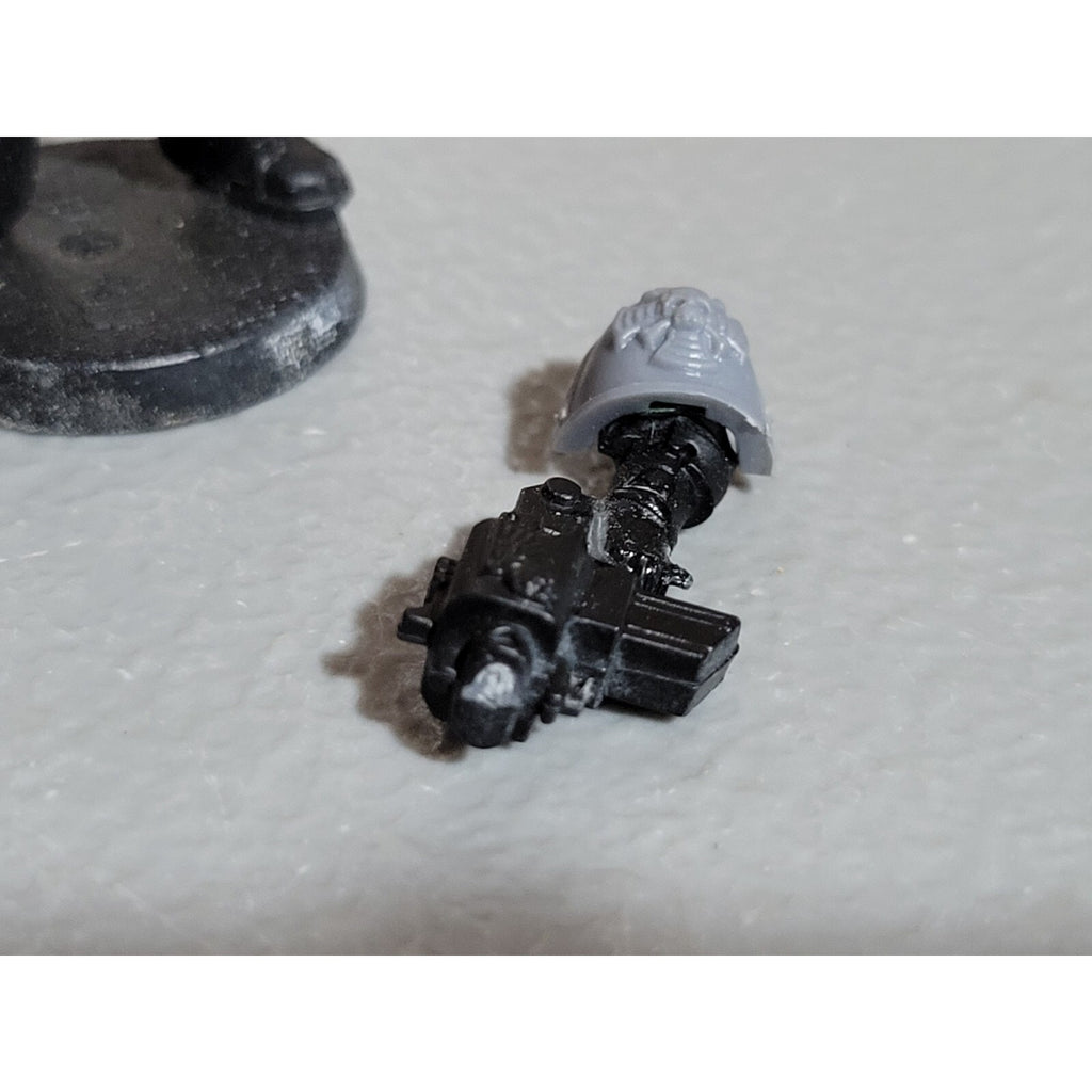 A18415 WARHAMMER 40K SPACE MARINES CAPTAIN LIEUTENANT CUST STORM BOLTER MACE