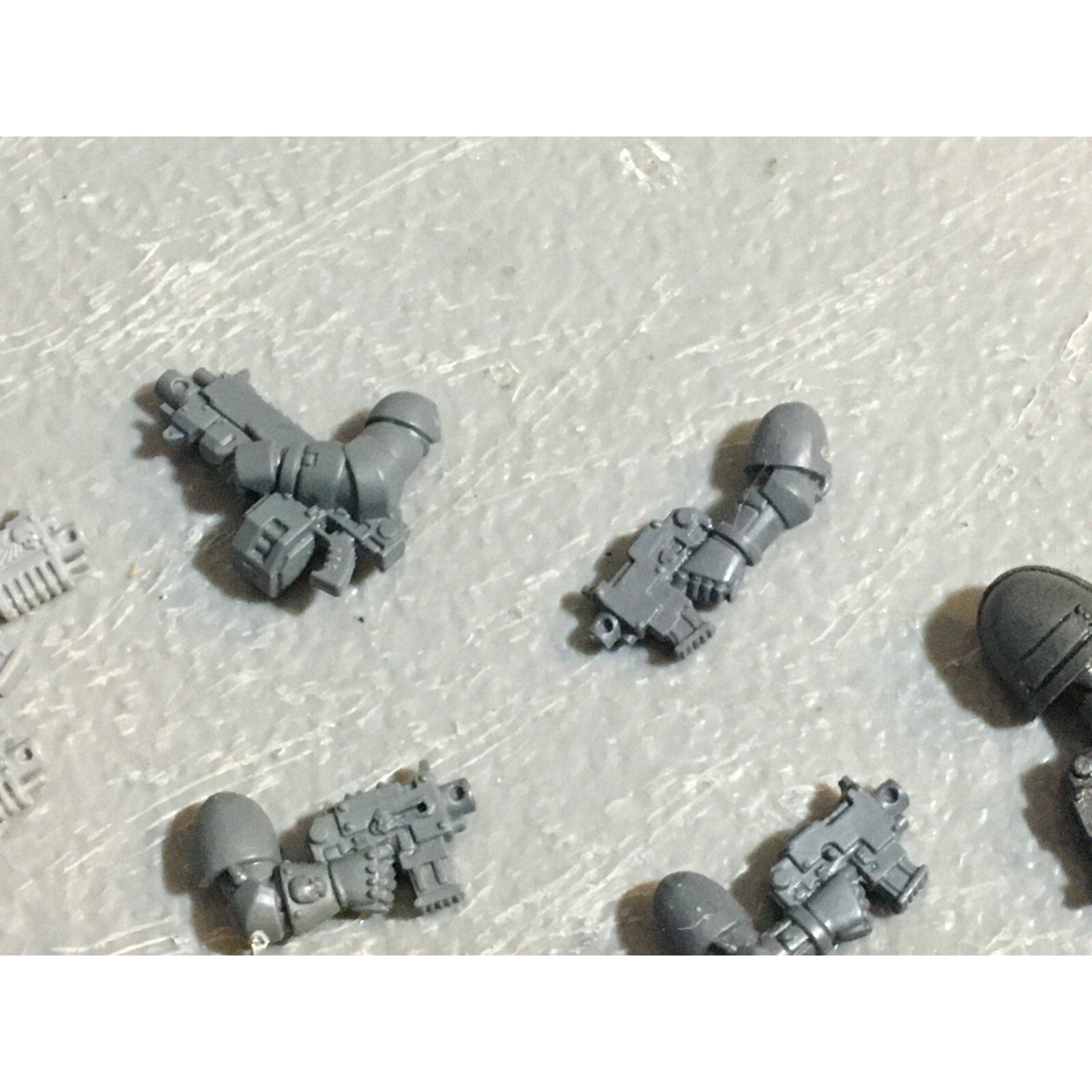 A22920 WARHAMMER 40K SPACE MARINES BITS LOT BOLTERS PISTOLS GAMES WORKSHOP GW