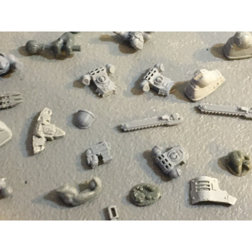A32587 UNKNOWN PLASTIC MINIATURES BITS LOT SPACE SOLDIER MECH FEET ELF HEADS
