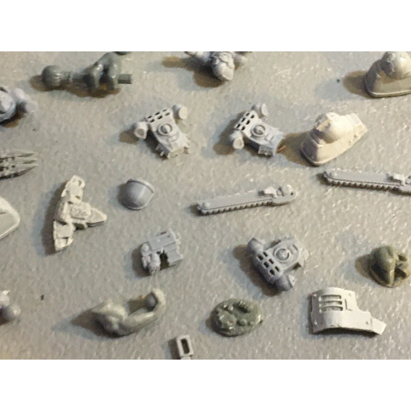A32587 UNKNOWN PLASTIC MINIATURES BITS LOT SPACE SOLDIER MECH FEET ELF HEADS