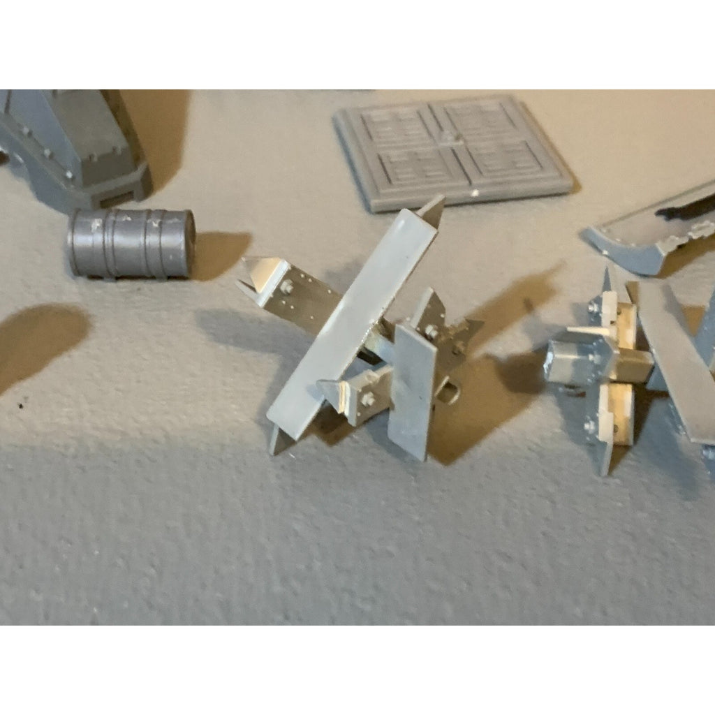 A23059 WARHAMMER 40K TERRAIN BITS LOT BARRICADES BARREL
