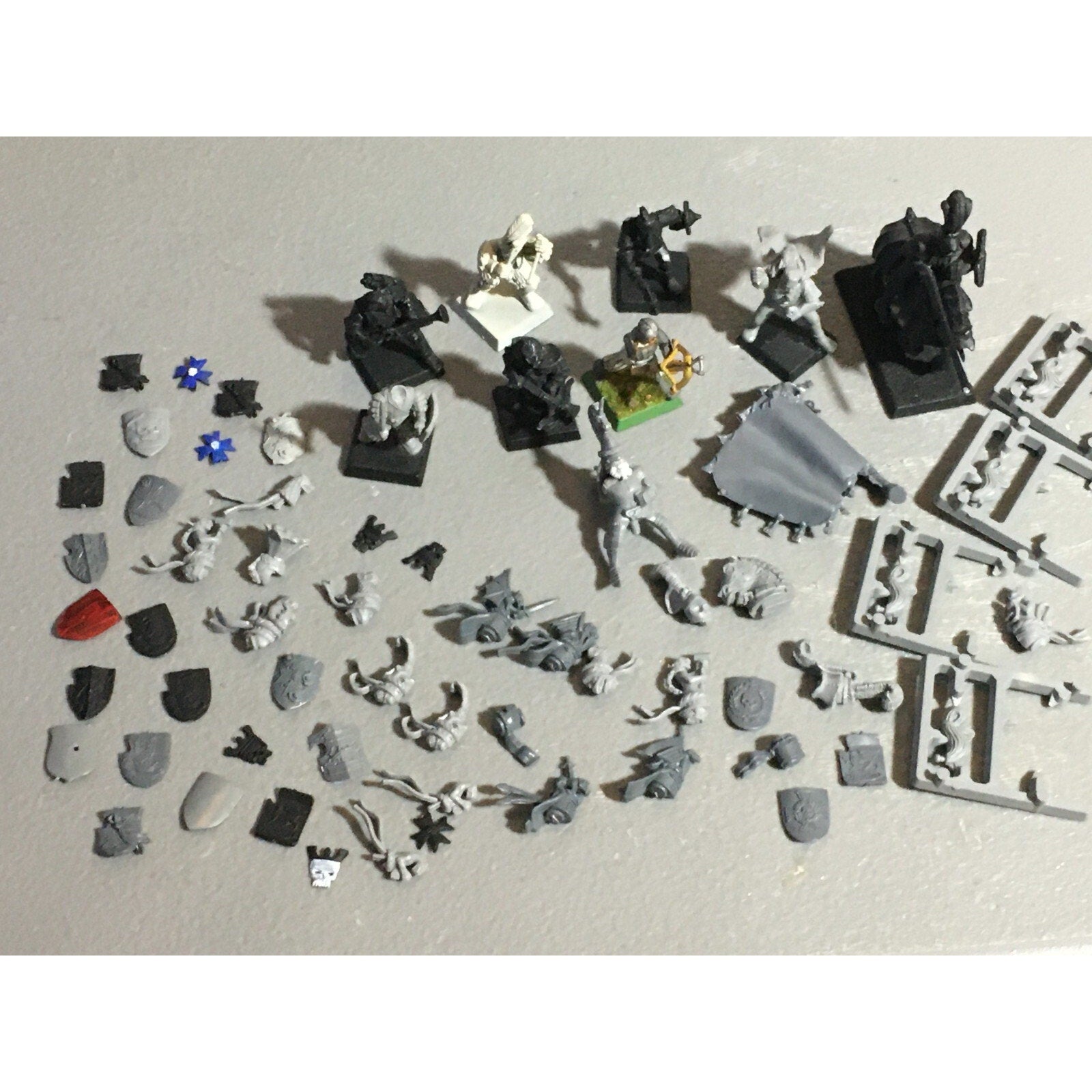 A22076 WARHAMMER FANTASY EMPIRE BITS LOT MIXED SHIELDS GAMES WORKSHOP GW