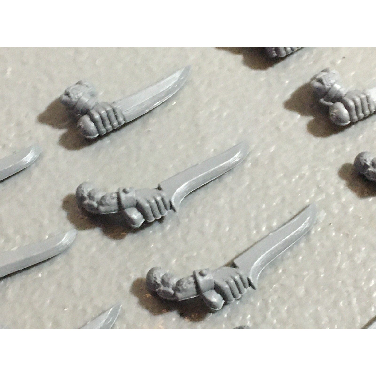 A22299 WARHAMMER FANTASY SKAVEN BITS LOT SWORD ARMS GAMES WORKSHOP GW