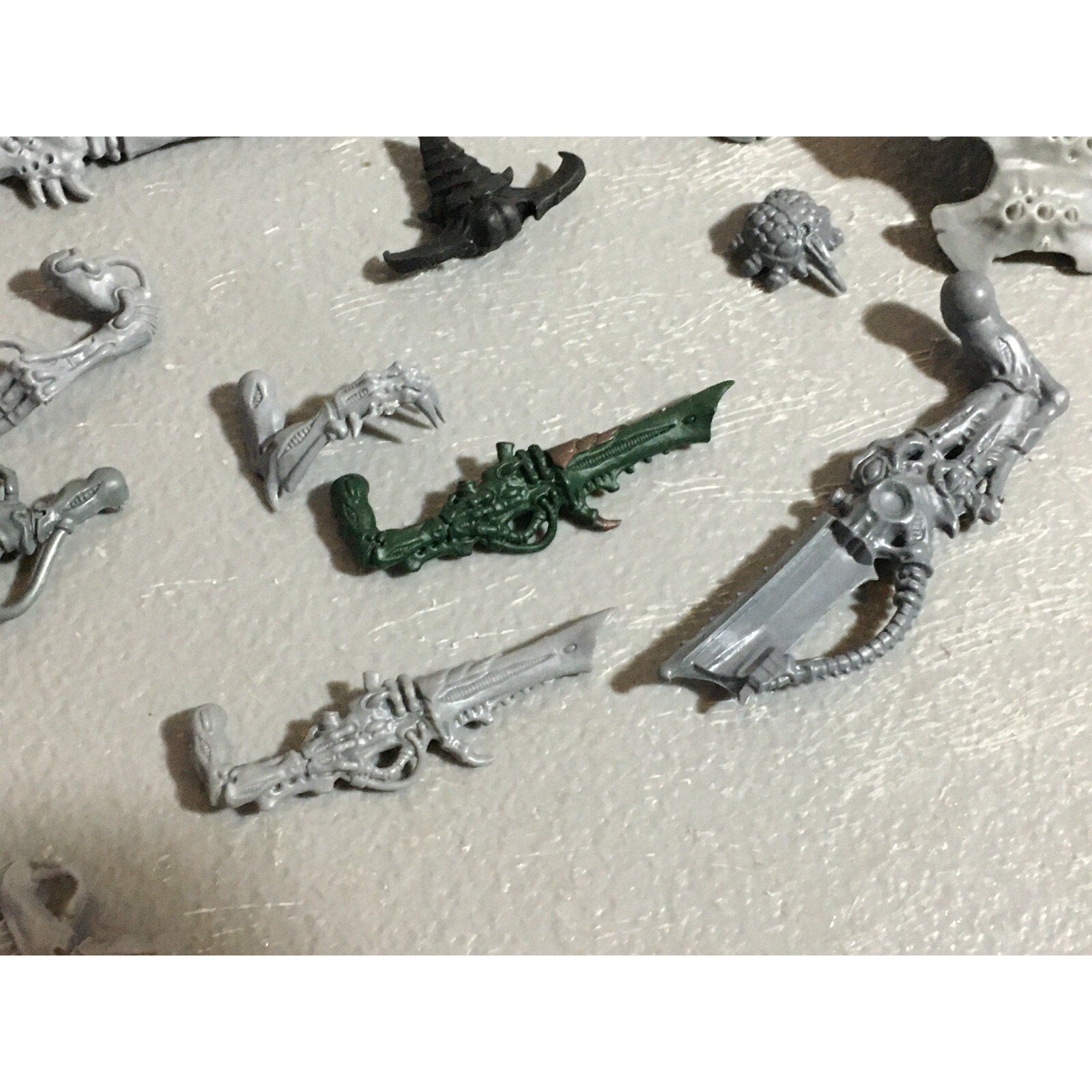 A22317 WARHAMMER 40K TYRANIDS BITS LOT MIXED GAMES WORKSHOP GW