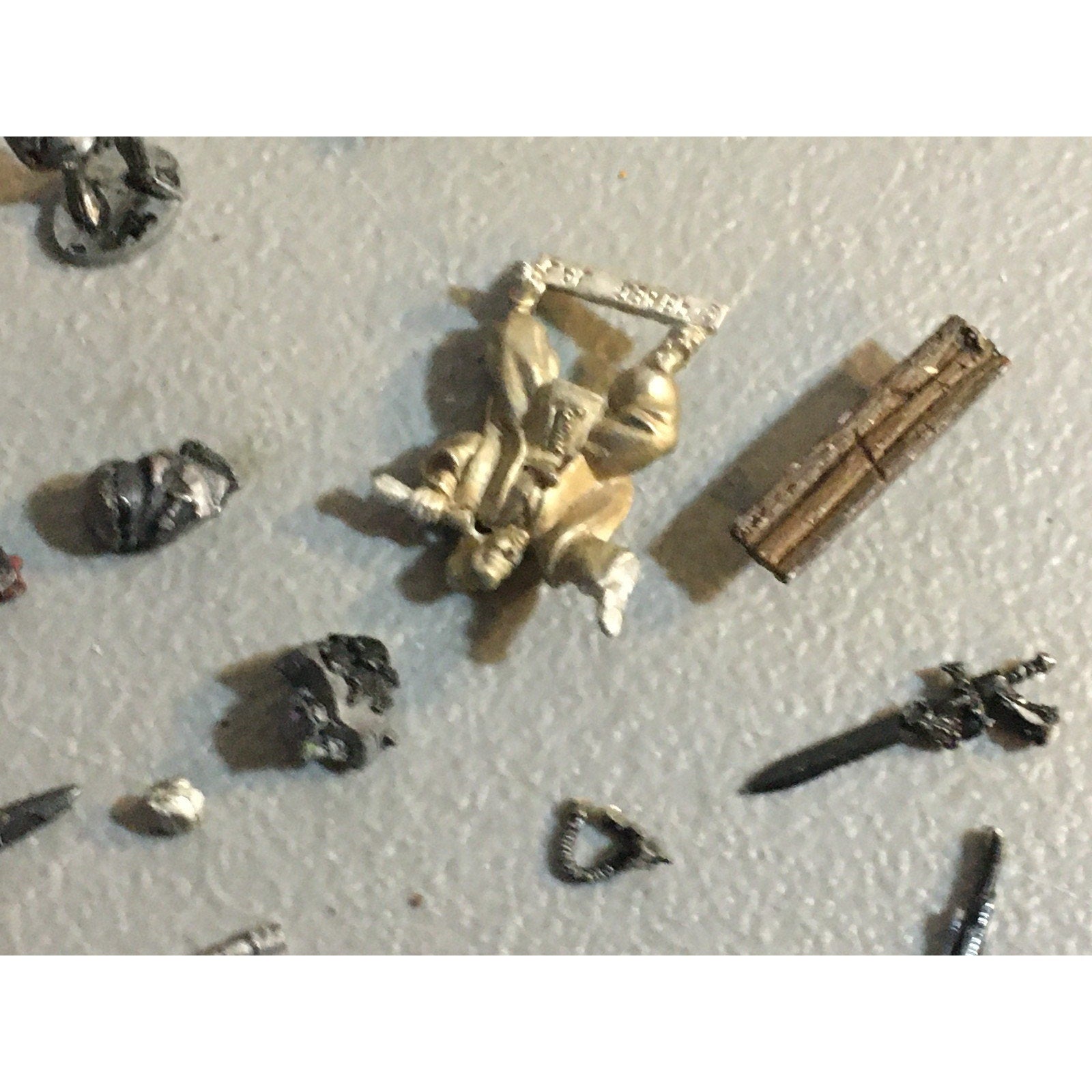 A32591 UNKNOWN MINIATURES METAL BITS LOT SWORD WEAPONS BANNER BENCH