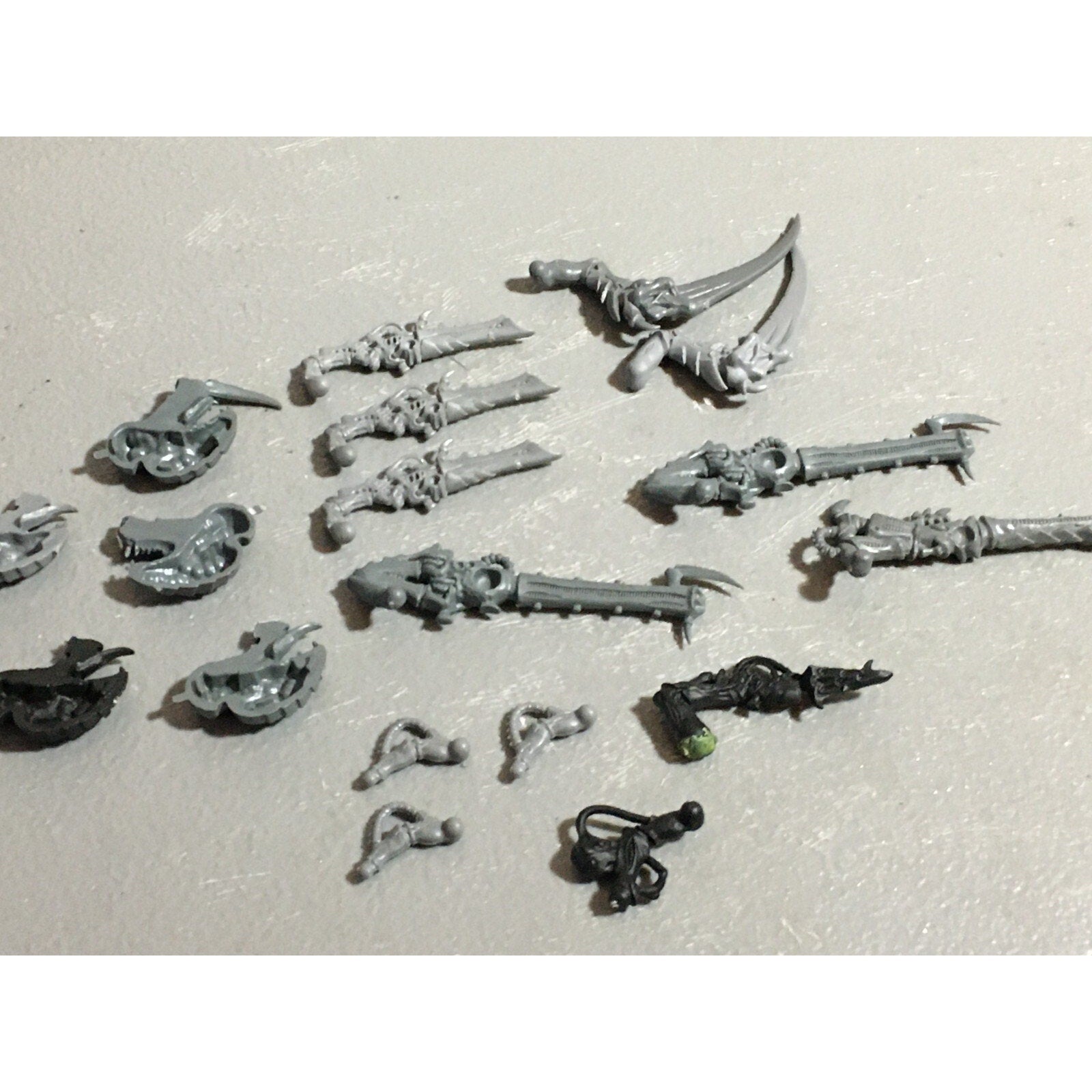 A22316 WARHAMMER 40K TYRANIDS BITS LOT MIXED GAMES WORKSHOP GW