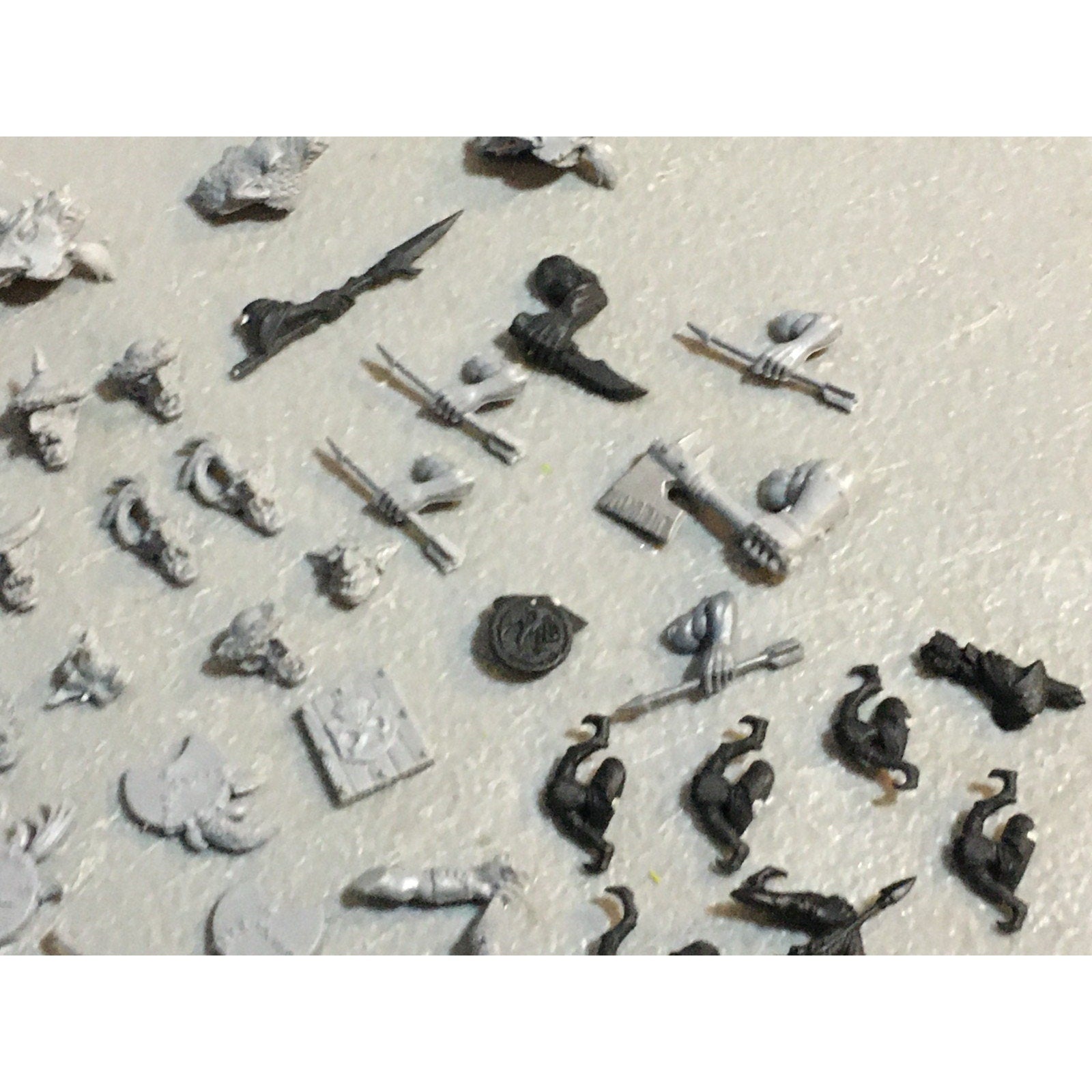 A27514 WARHAMMER FANTASY ORCS & GOBLINS BITS LOT SHIELDS BOWS HEADS GW