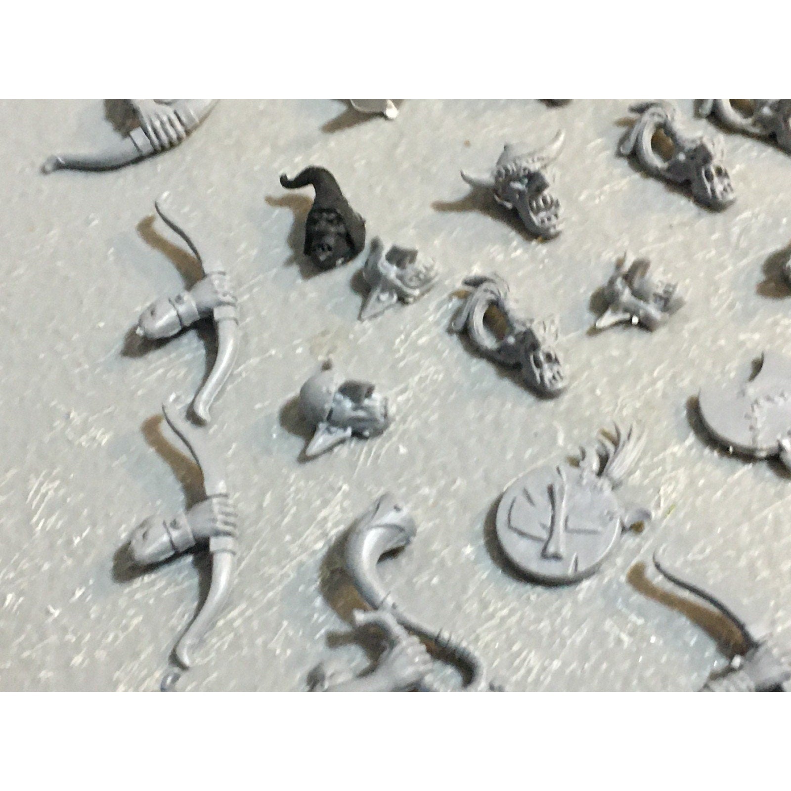 A27514 WARHAMMER FANTASY ORCS & GOBLINS BITS LOT SHIELDS BOWS HEADS GW