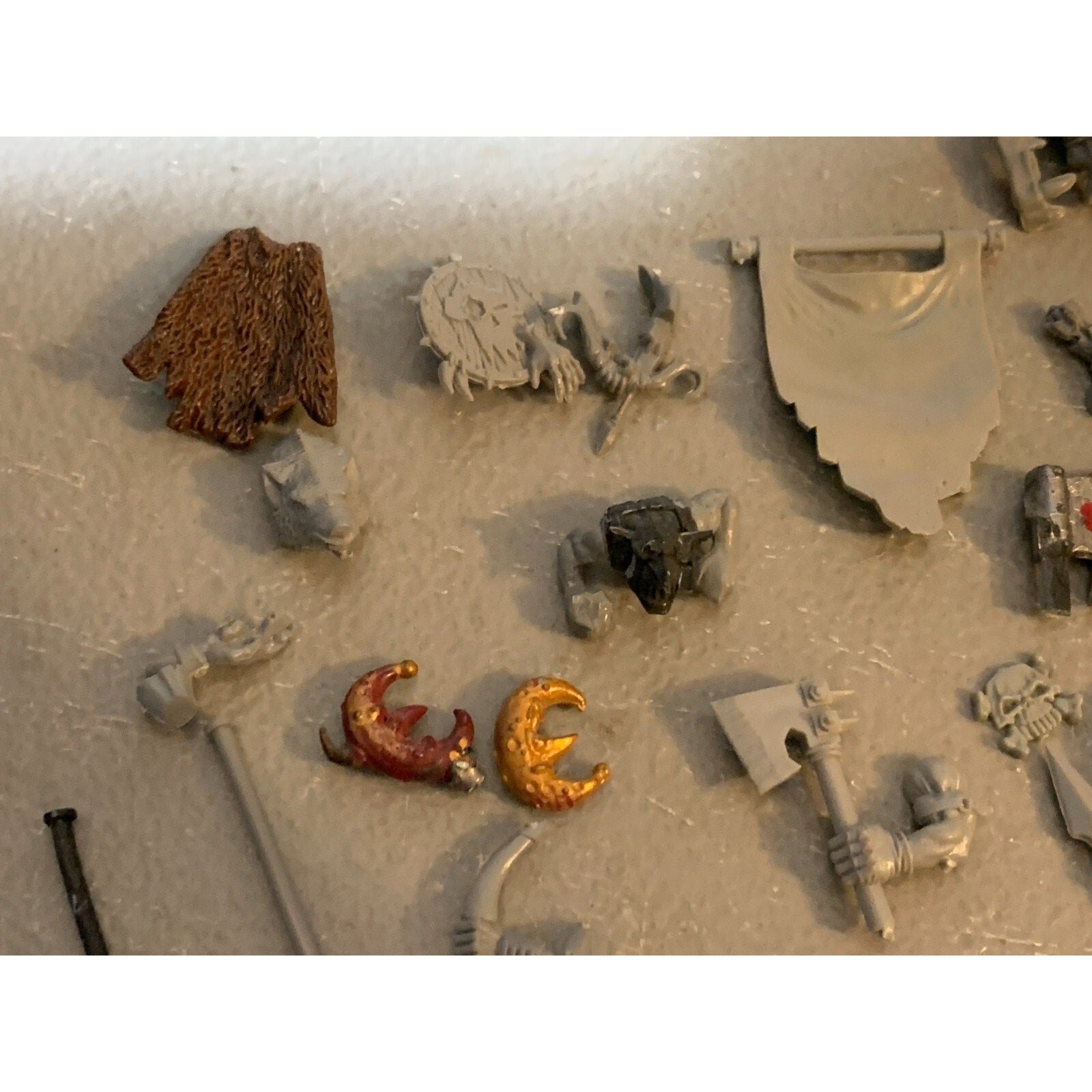 A23337 WARHAMMER FANTASY AOS ORCS GOBLINS BITS LOT SHIELDS ARMS STANDARD GW