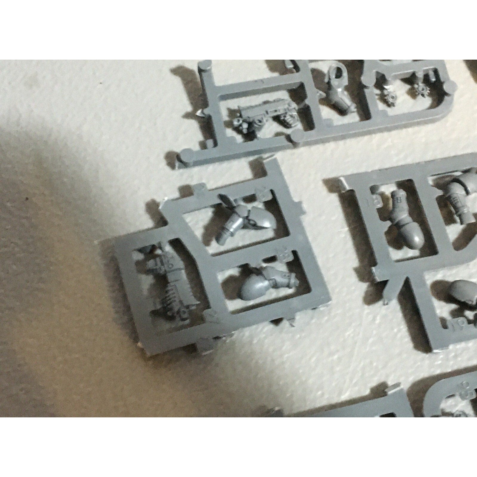 A20144 WARHAMMER 40K BITS LOT SPACE MARINES ON SPRUE HEADS ARMS