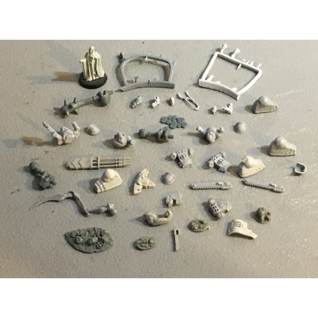 A32587 UNKNOWN PLASTIC MINIATURES BITS LOT SPACE SOLDIER MECH FEET ELF HEADS