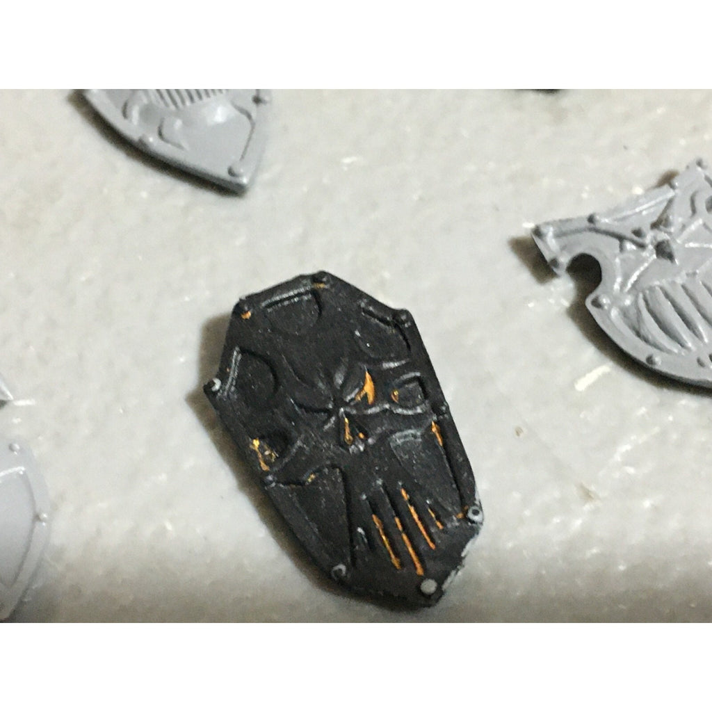 A22249 WARHAMMER FANTASY CHAOS MORTALS BITS LOT WARRIORS KNIGHTS SHIELDS GW OOP